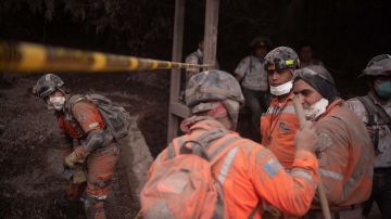 Rescatistas buscan desaparecidos en Guatemala.