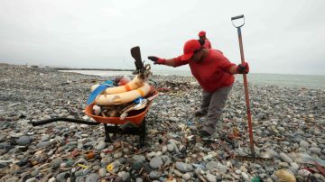 Voluntarios limpian la playa Carpayo, en Lima.