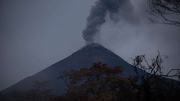 Vista del volcán de Fuego y del lahar el 13 de junio de 2018.