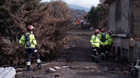 bomberos en labores de búsqueda en la aldea San Miguel Los Lotes.