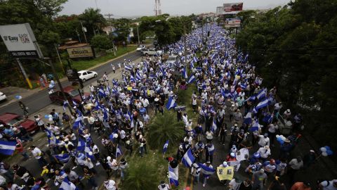 Miles de nicaragüenses participan en la "Marcha de las Flores".