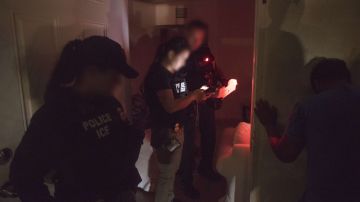 Vecinos aseguran que ICE intentó llevarse a un menor estadounidense hijo de la indocumentada