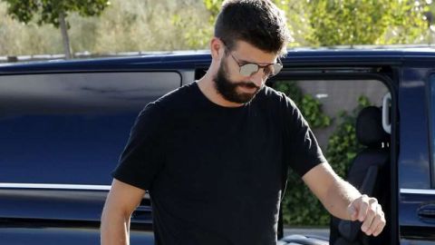 El jugador Gerard Piqué a su llegada a la concentración de la selección española de cara a los partidos ante Albania e Israel de clasificación para el Mundial de Rusia 2018.