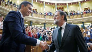 Sánchez es felicitado por Rajoy al traspasarle el poder