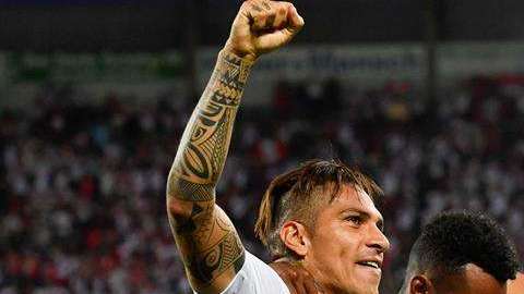 Paolo Guerrero protagonizó la victoria peruana ante Arabia Saudita. (Foto: EFE/EPA/GIAN EHRENZELLER)