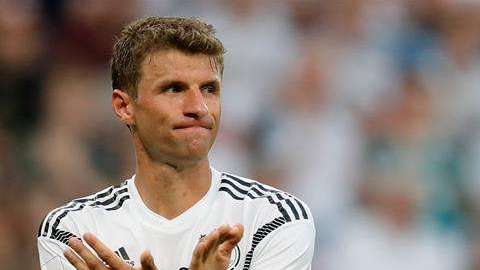 Thomas Mueller reacciona, tras fallar una oportunidad clara de gol