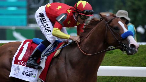 Justify corre al inicio de la carrera número 150 de Belmont Stakes.