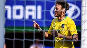 Neymar celebra el gol con el que superó a Romario. (Foto: EFE/EPA/CHRISTIAN BRUNA)