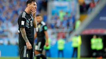 Messi se lamenta tras fallar un penal ante Islandia