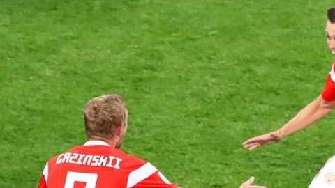 Denis Cheryshev celebra la segunda victoria de Rusia en el Mundial. (Foto: EFE/EPA/MAHMOUD KHALED)