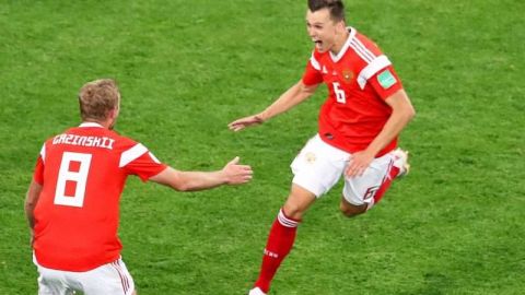 Denis Cheryshev celebra la segunda victoria de Rusia en el Mundial. (Foto: EFE/EPA/MAHMOUD KHALED)