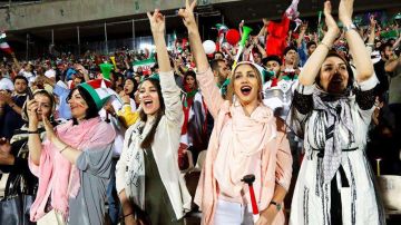 Mujeres volvieron a un estadio en Irán. EFE