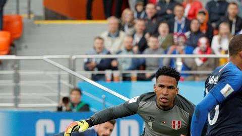 Mbappé liquida a Gallese en el gol que elimina a Perú. EFE