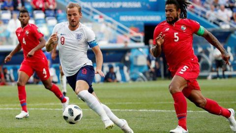 Harry Kane y Román Torres. EFE