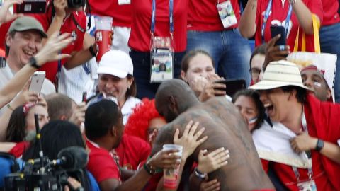 Felipe Baloy en la celebración con su gente. EFE/EPA/FRANCK ROBICHON