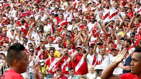 Paolo Guerrero y Perú celebran su triunfo. EFE