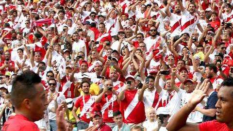 Paolo Guerrero y Perú celebran su triunfo. EFE