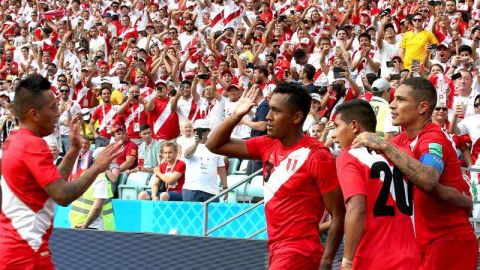 Paolo Guerrero y Perú celebran su triunfo. EFE