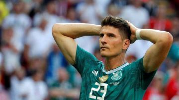 Mario Gomez se lamenta tras la eliminación de Alemania del Mundial