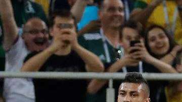 Paulinho abrió el camino del triunfo para Brasil. EFE