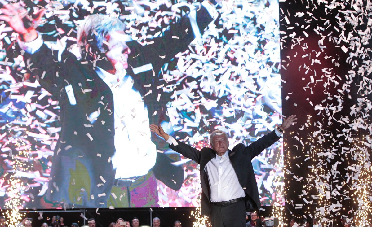 López Obrador cerró su campaña en el Estadio Azteca.