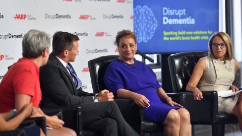 El anuncio contó con la presencia de la directora ejecutiva de AARP, Jo Ann Jenkins (Ctro.), la periodista Katie Couric (Der.) y otros expertos como Kate Bingham y el doctor Peter Pronovost.