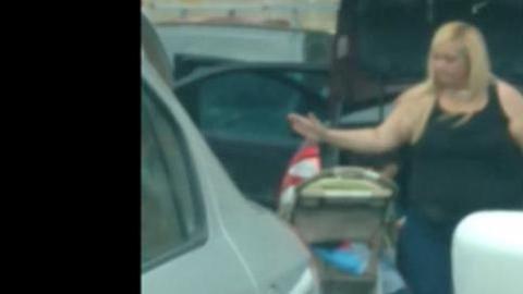 El bebé estaba en su cochecito.