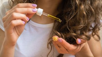 Unas cuantas gotas de aceite de argán o moroccan ayuda a prevenir que las puntas del cabello se reseque y quiebre con facilidad.
