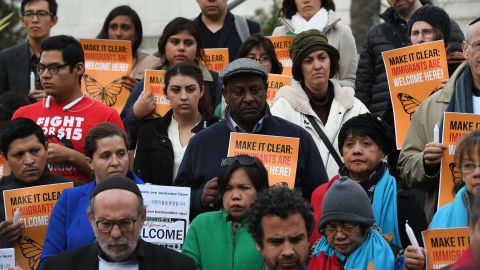 De Nueva York a Los Ángeles, más de 300 ciudades se han declarado santuarios desde que Trump tomó protesta, con el fin de prevenir la separación de familias con parientes indocumentados.
