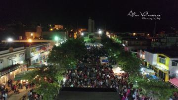 Vista aérea de la Plaza Pública y la Iglesia Católica de Morovis en el festival gastronómico.