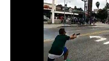 El aficionado mexicano no tuvo deparo en dispararle a los oficiales.