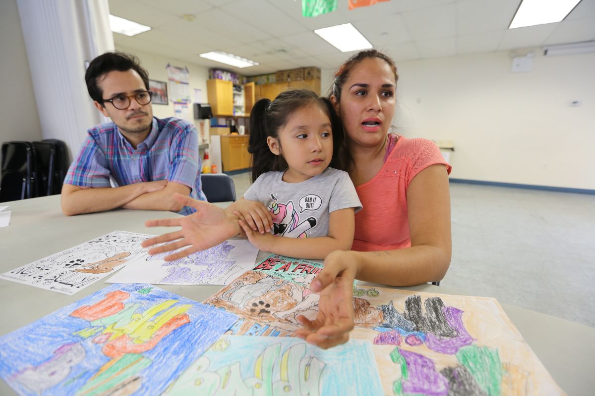 Madre hispana, Aidee Ariza con sus hijos, Jonathan, Valery y Emily hablan sobre como enseñar a otros padres sobre bullying en los colegios.