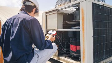 El mantenimiento de los aires acondicionados que trabajan mucho debe estar a manos de  un técnico profesional.