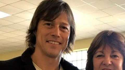 Matías Almeyda donó una biblioteca a su escuela primaria y ahí decidió su futuro