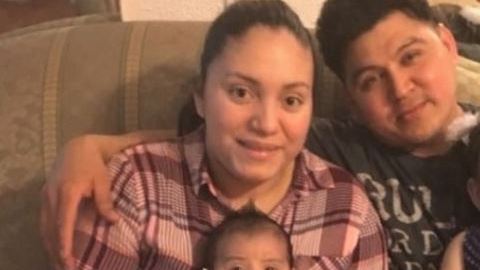 Antonio Martínez junto a su esposa Vivian y sus dos hijos pequeños.