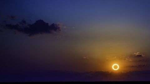 Los eclipses anulares se ven como un anillo de fuego en el cielo.