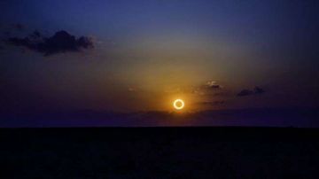 Los eclipses anulares se ven como un anillo de fuego en el cielo.