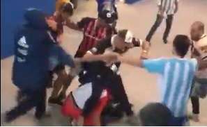 Hinchas argentinos golpearon sin piedad a dos croatas
