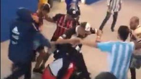 Hinchas argentinos golpearon sin piedad a dos croatas
