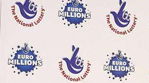 Adrian y Gillian llevaban un matrimonio feliz hasta antes de ganarse la lotería.