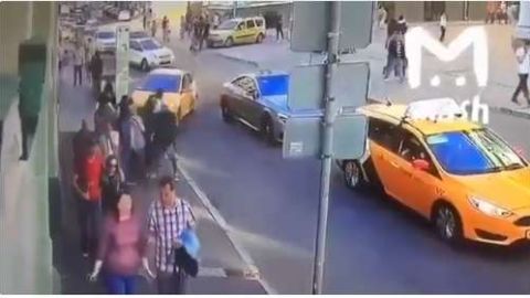 El taxi se subió sobre la acera y atropelló a ocho personas