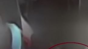 En el video se ve al menor manipulando lo que parece un arma.