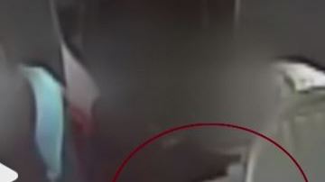 En el video se ve al menor manipulando lo que parece un arma.