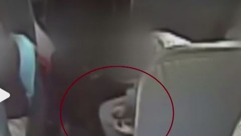 En el video se ve al menor manipulando lo que parece un arma.