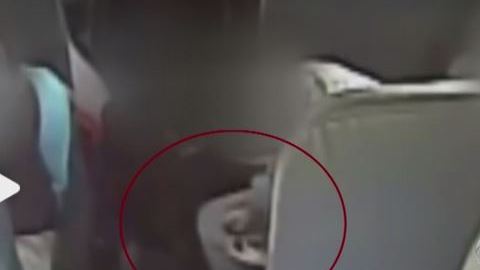 En el video se ve al menor manipulando lo que parece un arma.