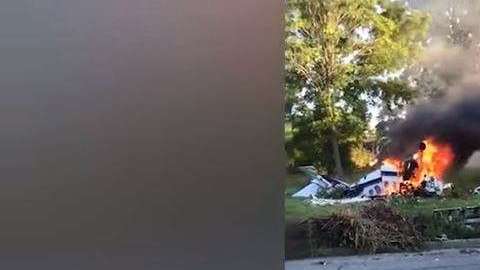 La avioneta ardía en llamas cuando el joven logró salir.