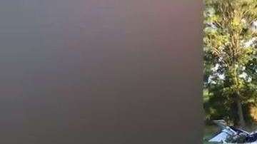 La avioneta ardía en llamas cuando el joven logró salir.