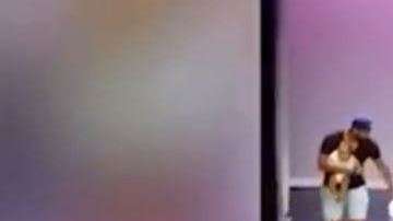 El papá no tuvo empacho para subir a bailar con su hija.