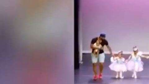El papá no tuvo empacho para subir a bailar con su hija.