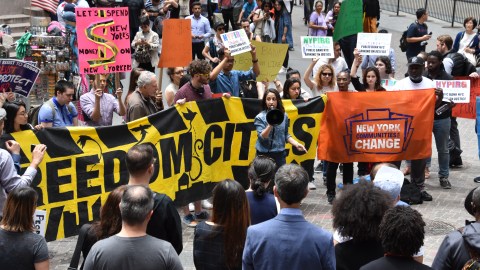Manifestación en Wall Street para pedir la creación de un banco público en NYC./Cortesía
